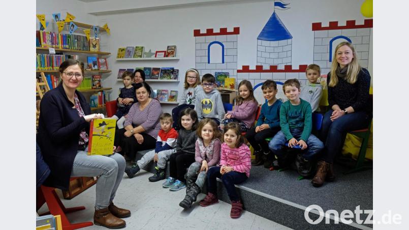 Martina Spindler liest den begeisterten Kindern vom Kinderhaus St. Anna eine fesselnde Geschichte vor. Im Bild die Erzieherinnen Sabine Holzgartner und Luitgard Götz, sowie Margit Widder (rechts). Bild: twi