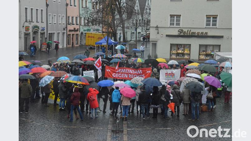 Eine halbe Stunde lang demonstrieren Vertreter antirassistischer Organisationen für Zusammenhalt in Europa. Bild: Kunz