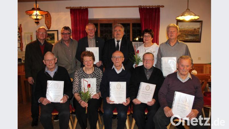Die Auszeichnung treuer Mitglieder stand auf der Tagesordnung der OWV-Sitzung. Im Bild die Geehrten mit Vorsitzenden Bernd Körner und 2. Bürgermeister Peter Gold (vorne von links): Gerhard Graser, Edeltraud Riederer, Erich Rösch, Hermann Faget und Karl Ziegler sowie (hinten von links) Bernd Körner, Anton Gleißner, Horst Adler, Peter Gold, Monika Wagenknecht und Gerhard Wagenknecht. Bild: hä