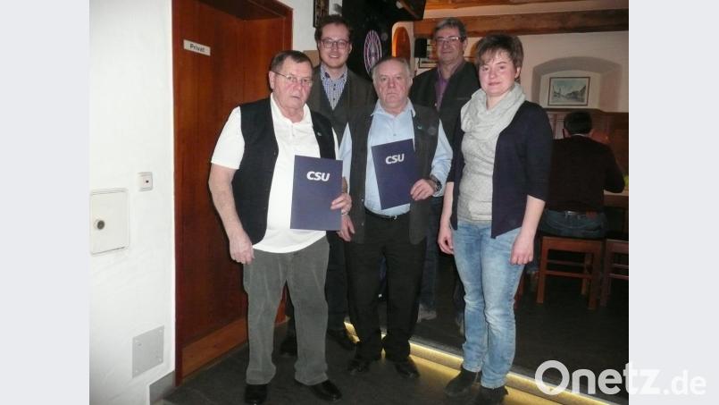 Johann Sailer (von links mit Urkunden) und Hans Rötzer freuten sich über die Ehrung, wozu Sonja Meier (von rechts), Albert Herzog und Tobias Ehrenfried gratulierten. Bild: amö