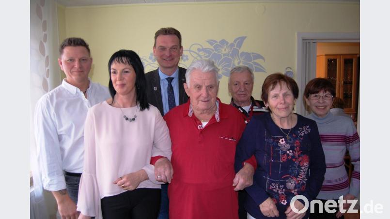 Alfons Wittmann (vorne Mitte) feiert im Kreis der Familie 90. Geburtstag. Bild: sm