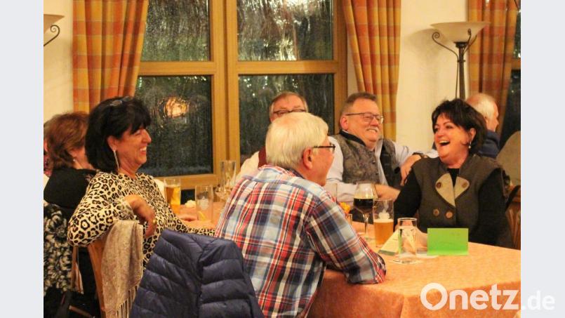 Selbst die Opfer eines Gstanzlsingers müssen lachen - in Erlheim ist die Welt noch in Ordnung und politische Korrektheit ist von geringer Bedeutung. Bild: Dagmar Williamson, dwi