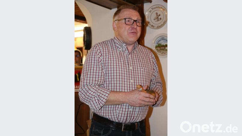 Erwin Lottes begrüßte die vielen Gäste und skizzierte kurz den Stand der Dorferneuerung. Bild: rpp