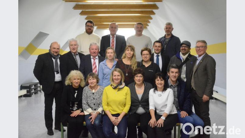 Die neugewählte Vorstandschaft mit den Ehrengästen. Bild: Kunz