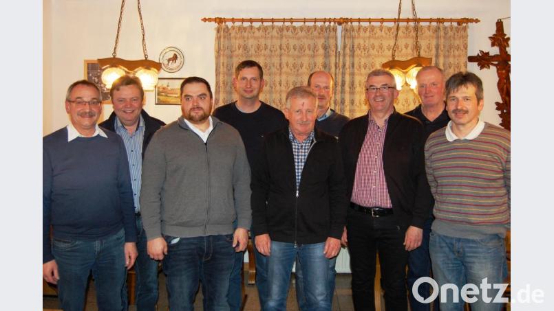 Robert Gruber (Vierter von rechts) ist neuer CSU-Vorsitzende in Kirchendemenreuth. Er übernimmt das Amt von Richard Neumann (links). Bild: sm
