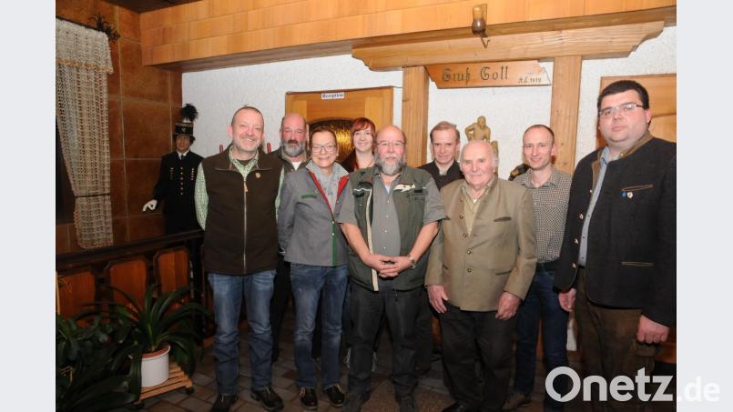 Das ist der neue Vorstand der Jäger-Kreisgruppe. Rechts der neue Vorsitzende Stefan Frank, Zweiter von rechts sein Stellvertreter Michael Nagler. Bild: oy