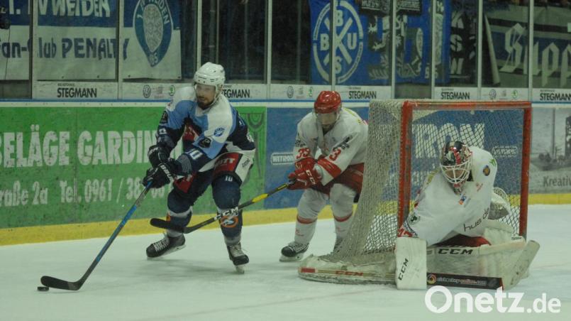Die Blue Devils verloren am Sonntag das Heimspiel gegen die Hannover Scorpions mit 4:5, damit steht es in der „Best-of-5“-Serie 1:1. Das Bild zeigt Marco Habermann (links) hinter dem Kasten von Scorpions-Goalie Christoph Mathis. In der Mitte der ehemalige Weidener Christoph Koziol, der in der 50. Minute den Siegtreffer für die Niedersachsen erzielte. Bild: gb