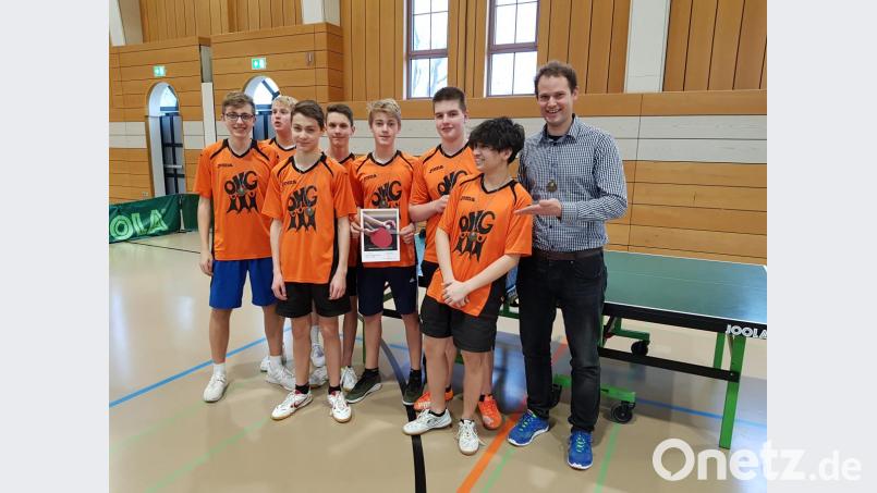 Von links: Sebastian Kopp (8. Klasse), Carl Poersch (10.), Hannes Andritzky (8.), Leon Friedrich (8.), Fabian Dick (10.), Lukas Bayer (9.), Fynn Rauscher (Q11) und Trainer Tobias Ebert. Bild: exb
