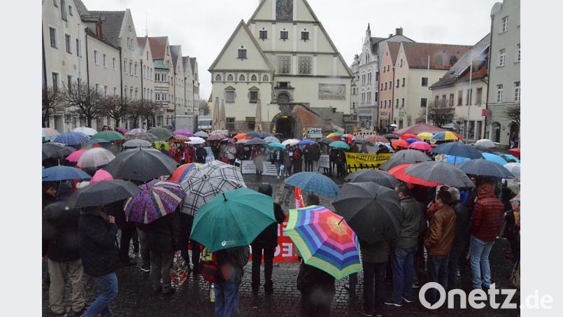 Eine halbe Stunde lang demonstrieren Vertreter antirassistischer Organisationen für Zusammenhalt in Europa. Bild: Kunz