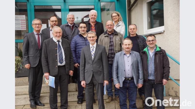 Die Delegation des Sängerkreises Nordoberpfalz vor dem Rathaus. Ihr Vorsitzender Georg Ebenhöch vorne, 6.v.l.. Bild: bkr