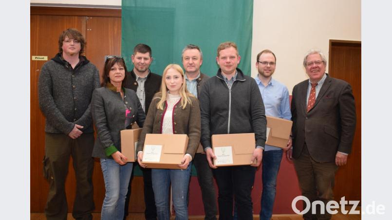 Zehn Neumitglieder, überwiegend Jungjäger, wurden in die Reihen der Kreisgruppe Nabburg aufgenommen. Vorsitzender Burkhard Graf Beissel von Gymnich (rechts) und Jugendobmann Marco Linke (links) hießen sie willkommen. Bild: bnr