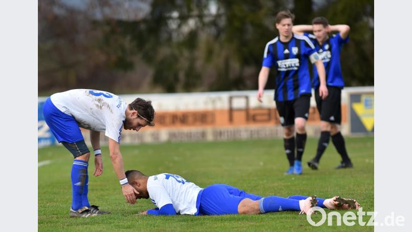 Michael Wells (am Boden) war untröstlich: Kurz vor der Pause hatte der Schirmitzer Abwehrspieler den 2:1-Führungstreffer auf dem Fuß, aber das Leder fand nicht den Weg ins Tor. Bastian Dütsch tröstete den Teamkollegen. Am Ende unterlag Schirmitz dem TuS Kastl mit 1:3. Bild: A. Schwarzmeier