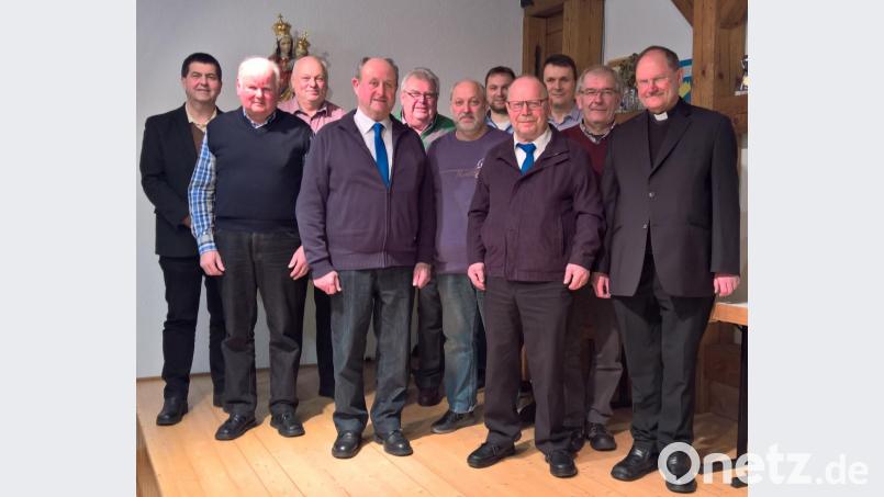 Das neue Vorstandsgremium des katholischen Männervereins war gerne zu einem Erinnerungsbild bereit: zweiter Bürgermeister Arno Stahl (von links), Helmut Kirchberger, dritter Vorsitzender Reinhold Mayer, Zweiter Vorsitzender Josef Wegmann, Adolf Pinzer, Michael Dötsch, Kassier Markus Schreyer, erster Vorsitzender Robert Steinkohl, Rudi Übelmesser, Schriftführer Albert Schraml und Pfarrer Heribert Stretz. Nicht im Bild sind Josef Weidner, Hans Wopperer und Otto Ackermann. Bild: rpp
