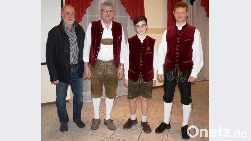 Der musikalische Leiter Jürgen Lößl (rechts) übergab mit Vorstand Georg Bergschneider Urkunde und Nadel für die D1-Prüfung an Bastian Nagler. Bürgermeister Graßl (links) gratulierte dem jungen Musikanten. Bild: weu