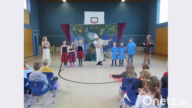 Bei der Aufführung der Oper „Die Zauberflöte“ durften drei Mädchen und drei Buben aus der vierten Klasse kleine Sprechrollen übernehmen. Bild: jzk