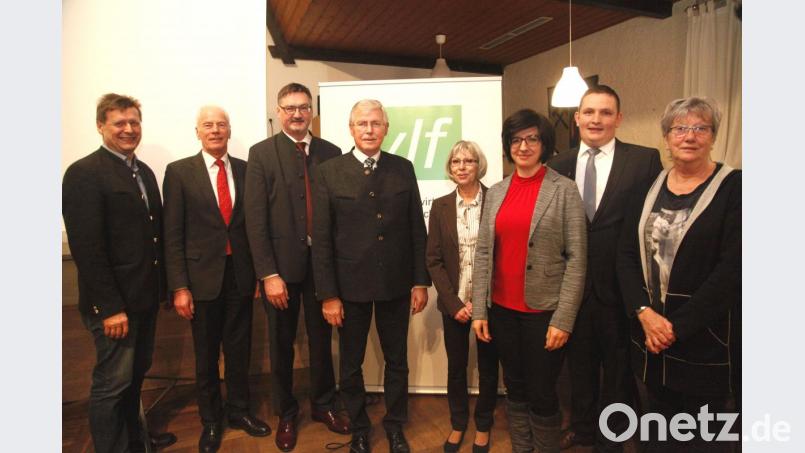 Der vlf wählte einen neuen Geschäftsführer und nahm eine Ehrung vor. Das Bild zeigt von links:Reinhold Witt, Arnold Kimmerl, Hans Prechtl, Georg Mayer, Annemarie Wagner, Sabine Schindler, Florian Märkl und Annemarie Frank. Bild: Hirsch