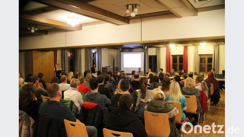 Voll mit Eltern ist das Pfarrheim beim Informationsabend zur Offenen Ganztagsschule. Bild: jma