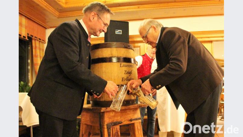 Das Bockbier fließt: Ein freudiges Ereignis für Dritten Bürgermeister Josef Schmaußer (links) und Brauer Alfred Gaisbauer. Bild: Dagmar Williamson, dwi