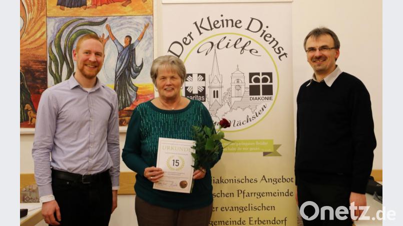 Für 15-jährige ehrenamtliche Tätigkeit konnte Gisela Bauschke ausgezeichnet werden. Mit auf dem Bild Pfarrer Christoph Zeh (links) und Pfarrer Martin Besold (rechts). Bild: njn