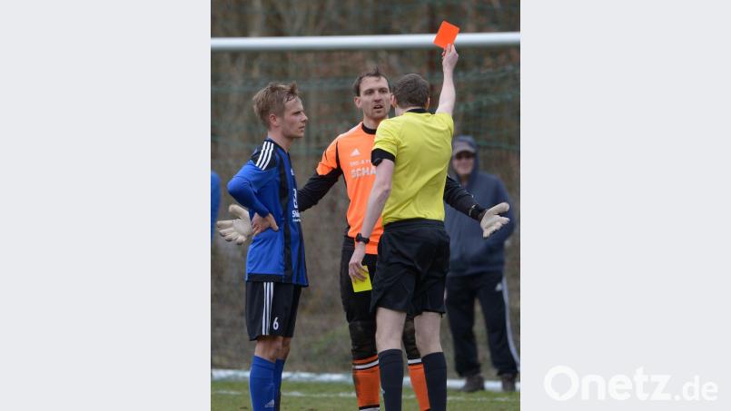 Schiedsrichter Johannes Ziegler zeigte Raigerings Torwart Tobias Schoberth anschließend die rote Karte, Becker sah Gelb. Bild: ref