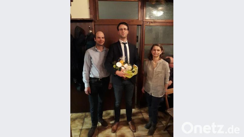 Mit einem Geschenk bedankte man sich beim Referenten (von links): Obmann Michael Ströhl, Tobias Dirmeier von der BBV-Buchstelle in Amberg und Ortsbäuerin Martina Scharf. Bild: exb