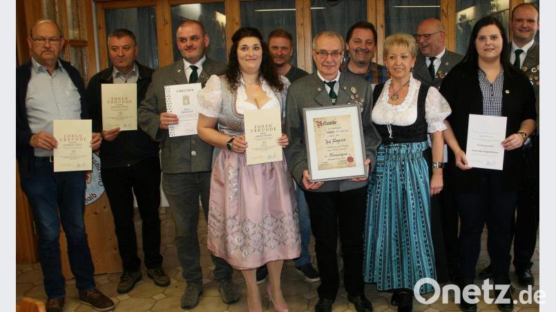 Die Schönhaider Schützen haben mit Josef Rosner (Sechster von rechts) ein neues Ehrenmitglied. Zudem zeichnete der Verein treue Mitglieder aus. Bild: wro