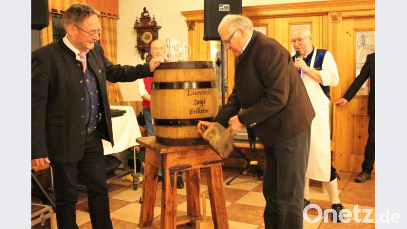 Beim zweiten Schlag fließt der Gerstensaft aus dem Holzfass: Brauer Alfred Gaisbauer (rechts) übernimmt den Anstich zum Jubiläum. Sichtlich erfreut über die Verantwortung seines Amtes ist Dritter Bürgermeister Josef Schmaußer. Bild: Dagmar Williamson, dwi
