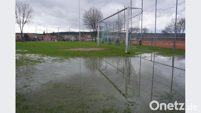 Der Dauerregen hat die Fußballlpätze vielerorts unbespielbar gemacht. Etliche Rasenflächen glichen kleinen Seen - wie hier bei der DJK Ensdorf. Bild: jut