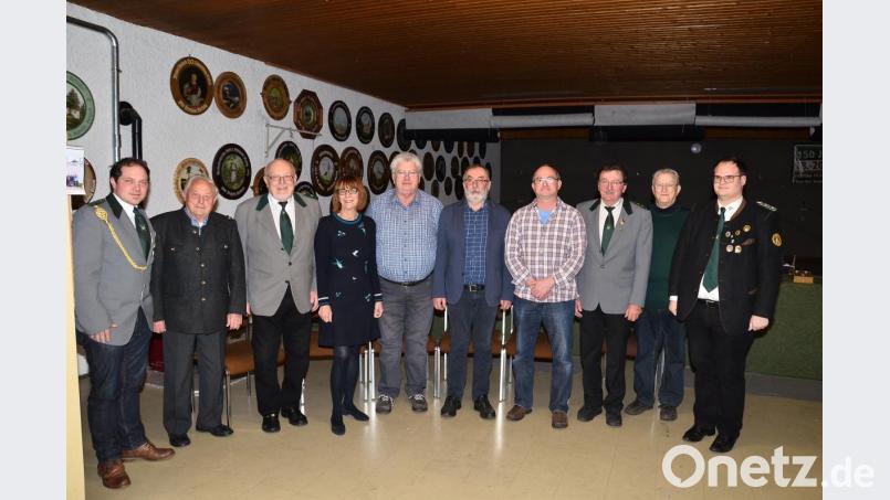 Bürgermeisterin Margit Kirzinger ehrt mit Gauschützenmeister Stefan Brandmiller, dessen Vorgänger Michael Olbrich und zweitem Schützenmeister Ludwig Nossek die Mitglieder Michael Dietl, Anton Schwarzmeier und Heinz Kunz (von rechts) für ihre langjährige Vereinstreue. Bild: fjo