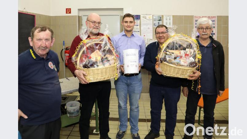 Organisator Edi Bauer (links) und Feuerwehrvorsitzender Albert Vollath (rechts) mit den Gewinnern des Preisschafkopfes (von links) Roland Lochner, Matthias Fütterer und Bernhard Bauernfeind. Bild: njn