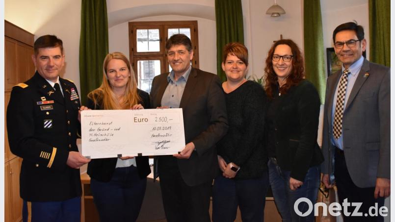 Beim USAREUR-Weihnachtskonzert zeigten sich die Zuhörer spendenfreudig. Der Elternbeirat der Mittelschule erhält so insgesamt 2500 Euro für Projekte, die den Kindern zugute kommen. Die Freude darüber ist bei Organisatoren und Empfängern – (von links) Colonel William Glaser, Melanie Richter, Bürgermeister Edgar Knobloch, Susanne Schnabel, Michaela Keck-Neidull und Rektor Thomas Schmidt – gleichermaßen groß. Bild: rgr