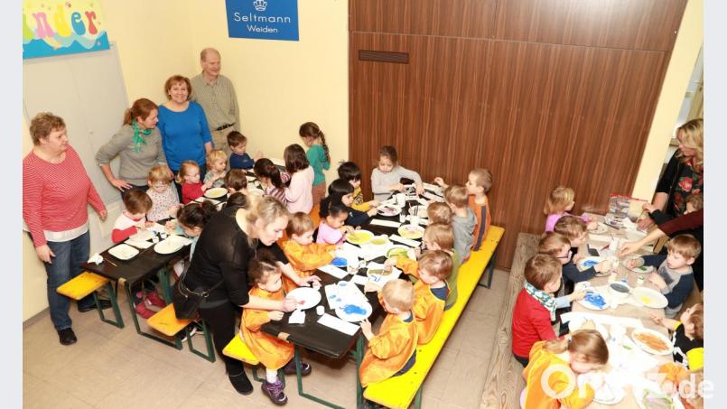 Die zweitägige Mal-Aktion der Porzellanfabrik Seltmann wurde sehr gut angenommen. Unter anderem besuchte der Kindergarten Kunterbunt die Aktion. Mit auf dem Bild (von rechts hinten) Technischer Leiter Robert Melchner, Verkaufsmitarbeiterin Marion Müller, Dekordesignerin Martina Stein und Betriebsrätin Christa Kropf. Bild: njn