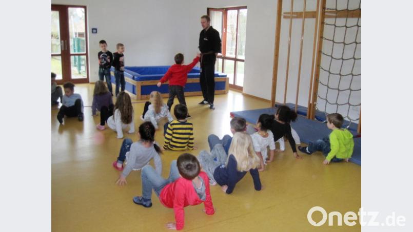 In der evangelische Kindertagesstätte &quot;Kinderhaus Kunterbunt&quot; lernen die Kinder beim Schnupperkurs Selbstbehauptung und -verteidigung. Bild: rgr