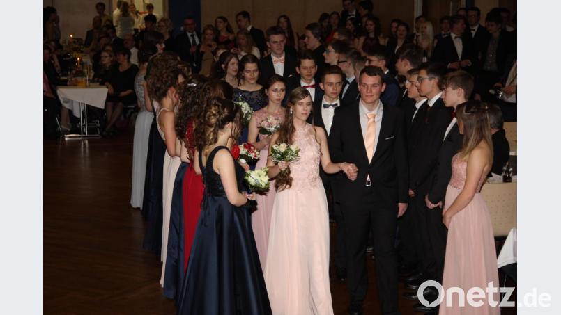 Die getanzte Polonäse war der Auftakt zum Abschlussball des Tanzkurses der 10. Klassen des Gymnasiums. Bild: adj