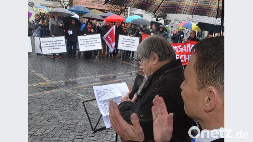Veit Wagner (vorne, links) und Bürgermeister Jens Meyer (rechts) sprechen sich für Empathie und Mitmenschlichkeit aus. Bild: Kunz
