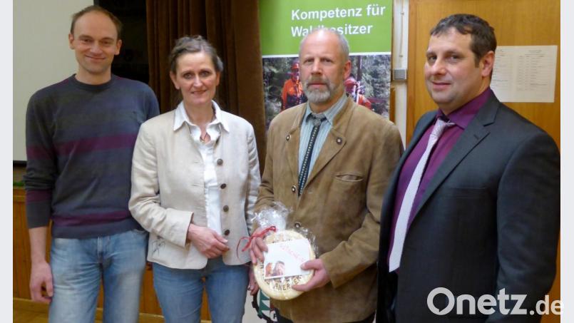 Vorsitzender Bernhard Irlbacher (rechts), Sigrid Künkler und der neue stellvertretende Vorsitzende Thomas Schmauß (links) zeichnen Reinhard Brunner aus. Bild: fsb
