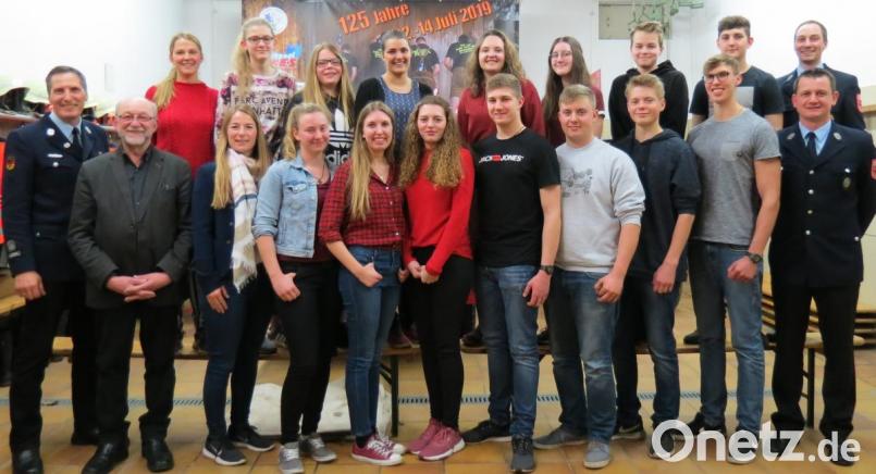 Mit dem 125-jährigen Gründungsfest steht der Feuerwehr Dürnersdorf ein markantes Jahr bevor. Zahlreiche Festdamen werden dem Jubiläum ein besonderes Gepräge geben. Auch um den Nachwuchs ist es gut bestellt, Für den erfolgreich absolvierten Wissenstest und die MTA-Ausbildung gab es auch Glückwünsche von Kommandant Franz Lorenz, Bürgermeister Georg Köppl ( von links) und vom amtierenden Vorsitzenden Josef Hauser (hinten rechts). Bild: kö