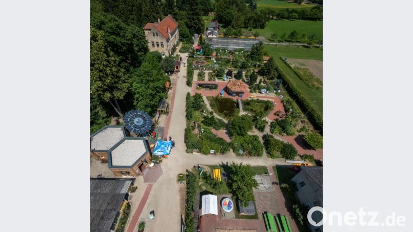 Im Naturerlebnisgarten des Klosters Waldsassen ist künftig Mundraub erlaubt - anlässlich des Modellprojekts 2019 mit vielen besonderen Aktionen, erklärte Johanna Härtl, die Leiterin der Geschäftsstelle der Stiftung Kultur- und Begegnungszentrum Abtei Waldsassen. . Archivbild: exb