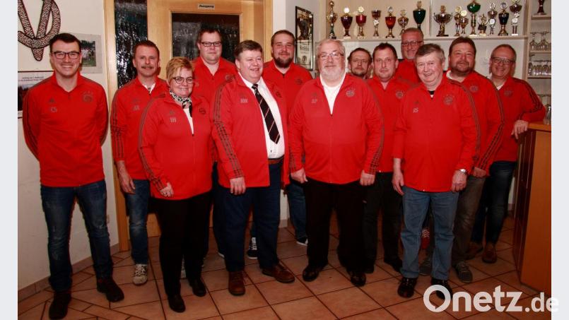 Den FC-Bayern-Fanclub Parkstein führen (von links) Christian Senft, Alexander Balk, Iris Haberkorn, Jörg Schraml, Armin Wittmann, Andreas Schraml, Anton Pöllath, Richard Beer, Michael Bocka, Max Birkner, Rudolf Schraml, Wolfgang Schraml und Peter Amberger. Bild: wro