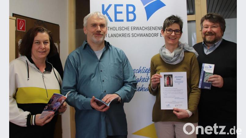 Die zwei KEB-Geschäftsführer Hartmut Meyer und Eva Bräuer (von rechts) und die beiden Vorsitzenden der Erwachsenenbildung, Robert Glöckl (Zweiter von links) und seine Stellvertreterin Christine Franke (links), stellten gemeinsam das neue Programm der katholischen Erwachsenenbildungseinrichtung vor. Bild: Thomas Dobler