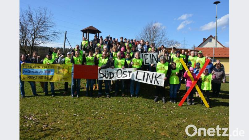 Gekleidet mit Gelben Westen protestierten am Sonntagnachmittag die Rosenbühler gegen den künftigen Verlauf der Stromtrassen. Ortssprecherin Melanie Männer (hinter dem roten Plakat) hatte die Aktion organisiert. Bild: jr