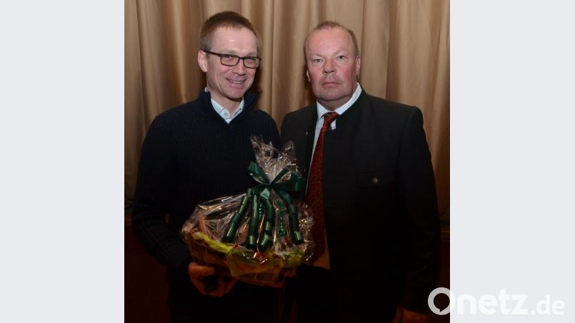 WBV-Vorsitzender Hans-Peter Lang (rechts) überreichte an Andreas Büchner (links), Stützpunktleiter Pflanzgarten Bindlach, ein Präsent für den profunden Fachvortrag über Saatgut von Waldbäumen. Bild: dob