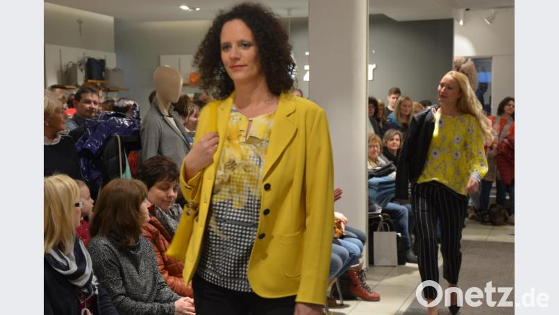 Die neueste Frühjahrs- und Sommerkollektion gab es am Freitagnachmittag bei zwei Modenschauen im Modehaus Zeitler zu bewundern. Gefragt sind für die diesjährige Saison viel Farbe in allen Variationen. Sechs Profimodells zeigten den Zuschauerinnen, was heuer modemäßig alles möglich ist. Bild: jr