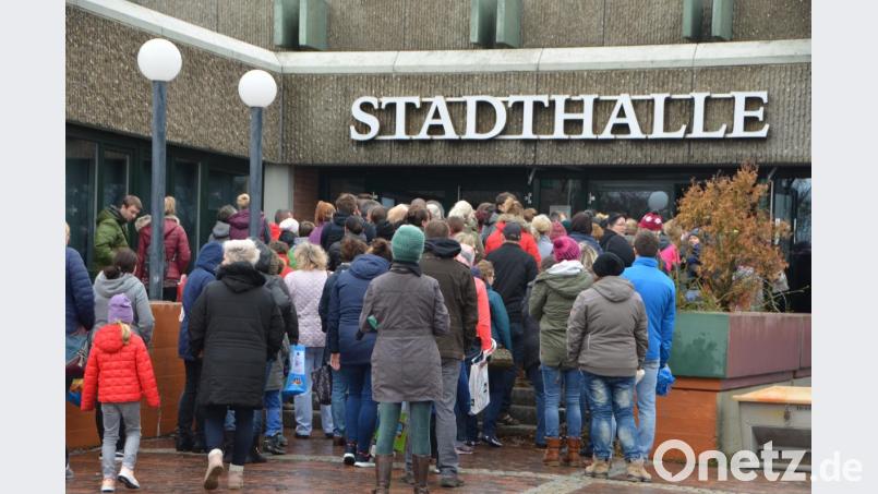 Lange vor Öffnung der Portale bildet sich eine lange Menschentraube vor der Stadthalle. Bild: dob