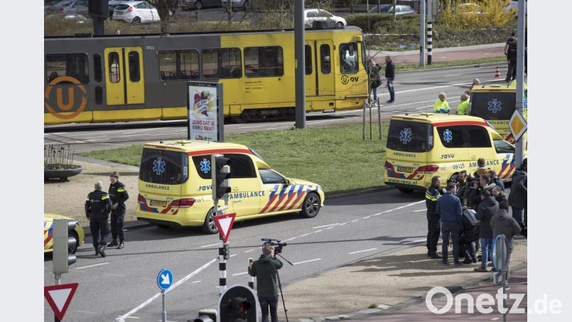 Krankenwagen stehen neben einer Straßenbahn in Utrecht. Foto: Peter Dejong/AP Bild: Peter Dejong