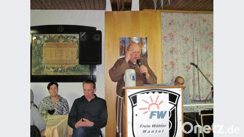 Bundes- und Landespolitik, aber vor allem das örtliche Geschehen beleuchtet Pater Klaus. Bild: sei