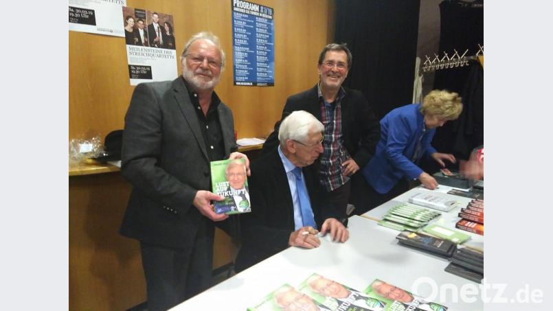 Sebastian Sonntag (links) und Hans Bauer (Mitte) von der Katholischen Erwachsenenbildung freuen sich, mit Franz Alt einen renommierten und eloquenten Gast bei sich im Musikomm zu haben. Bild: mma