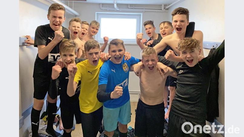Jubel in der Kabine: Die C-Junioren des FC Amberg feierten am Samstag in der Bayernliga Süd den ersten Saisonsieg. Bild: lst