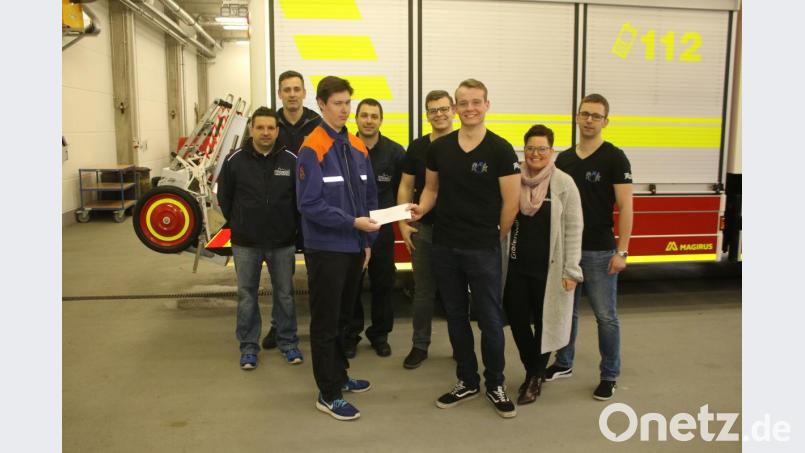 Stellvertretender JU-Vorsitzender Lukas Braun überreicht Feuerwehr-Jugendsprecher 200 Euro. Mit auf dem Bild (von links): Feuerwehrkommandant Alexander Richter, Stellvertreter Carsten Englhardt, Jugendwart Sebastian Baier, JU-Schatzmeister Daniel Wegmann, stellvertretende JU-Vorstitzende Marina Placzek und JU-Vorsitzender Stefan Pappenberger. Bild: exb