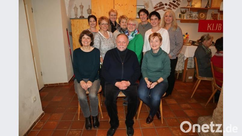 Gabi Müller (vorne, rechts) und Waltraud Wolfrum (vorne, links) stehen weiter an der Spitze des Katholischen Frauenbunds Irchenrieth. Bild: grm